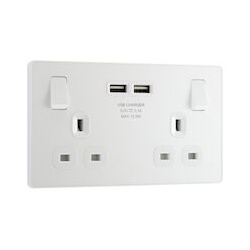 13a 2g Plastic Switched Socket With 2 USBs